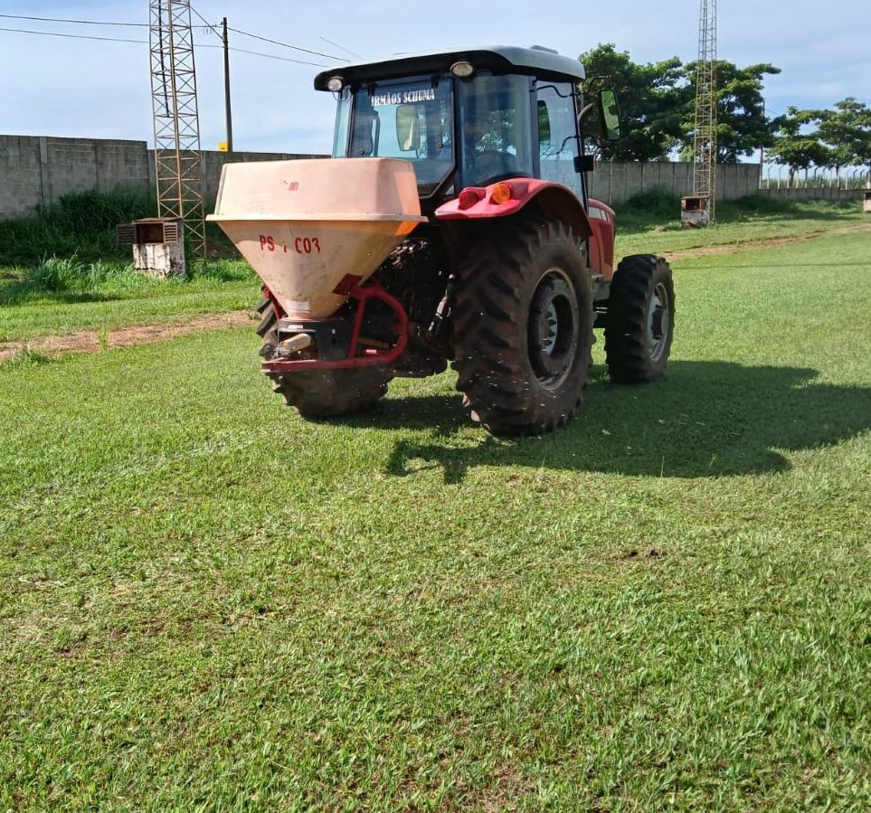 TRABALHO DE ADUBAÇÃO NO ESTÁDIO MUNICIPAL GIL CATANOCE