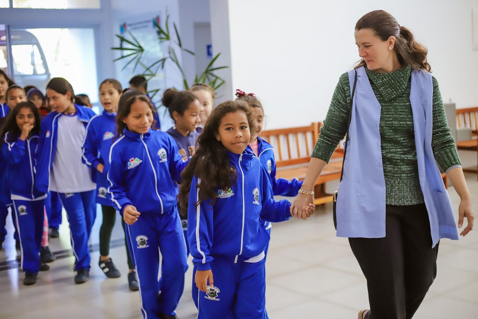 ALUNOS DA REDE MUNICIPAL DE RIBEIRÃO BONITO ASSISTEM ESPETÁCULO TEATRAL INÉDITO